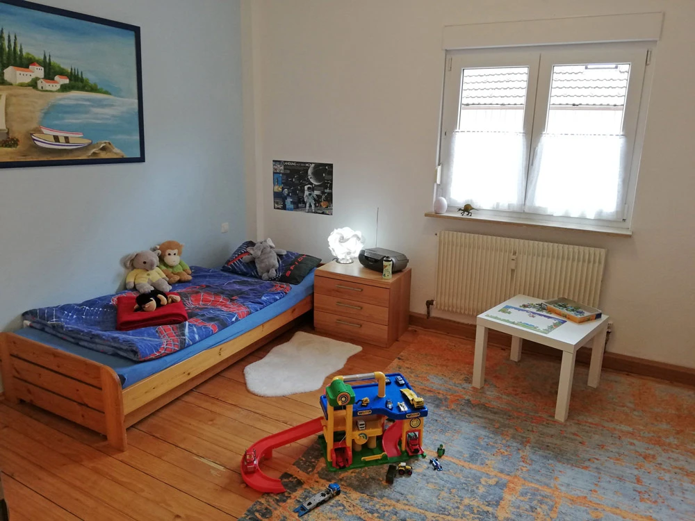 Kinderzimmer mit bett und Spielautos