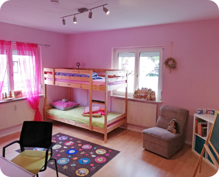 individuelles Kinderzimmer mit pinker Wand und Stockbett