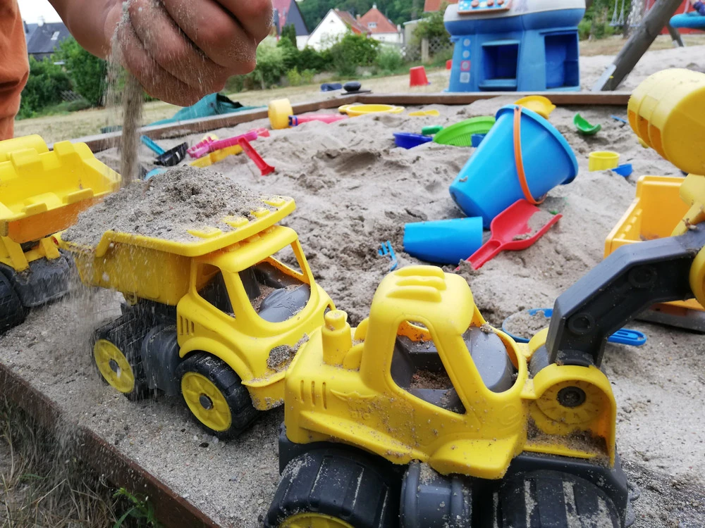 Spielzeug in einer Sandkiste