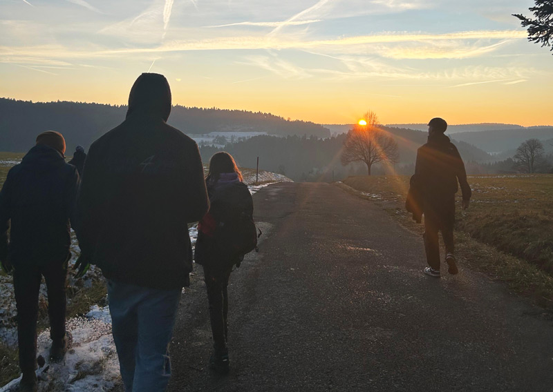 Juunge erwachsene in der Abendsonne auf einem Spaziergang