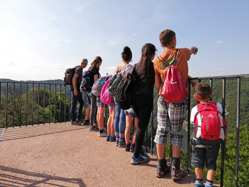 Kinder an einem Aussichtspunkt mit Blick über ein tal