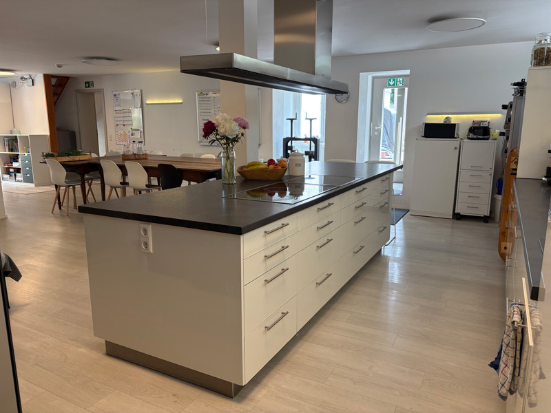 moderne offene Küche mit Sitzplatz