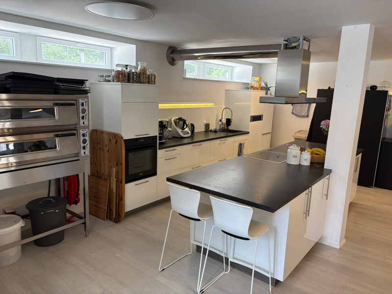 moderne große Küche mit professionellen Pizzaöfen