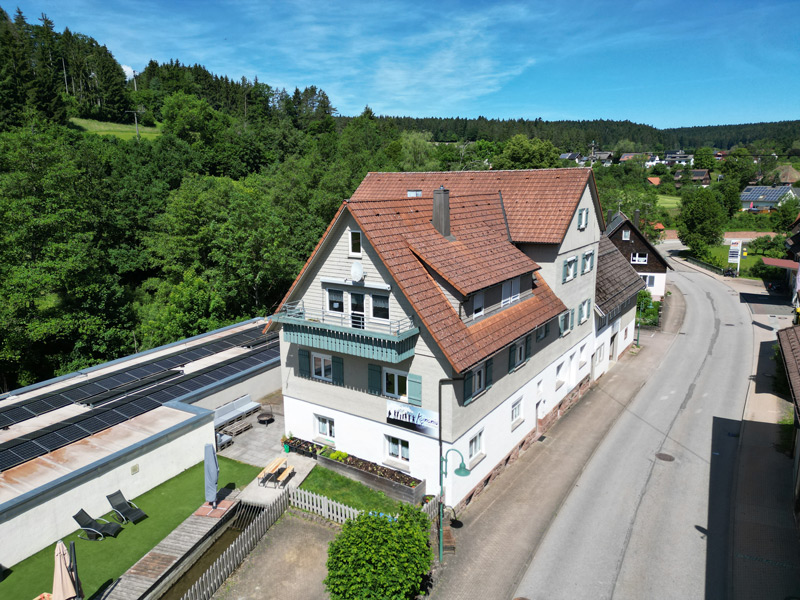 Lebenshaus mit Anbau und Solaranlage