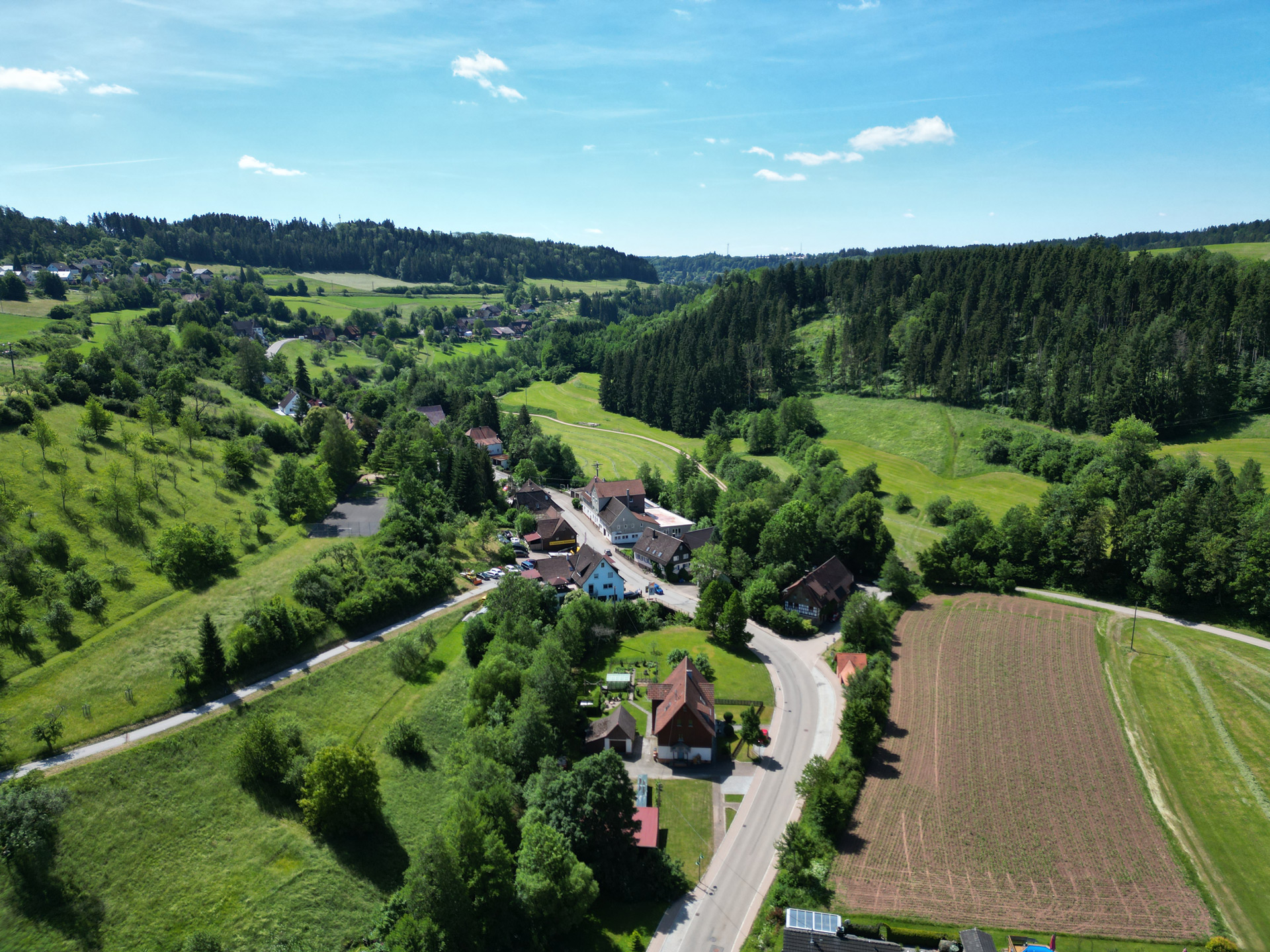 Luftbild vom Lebenshaus im Dorf